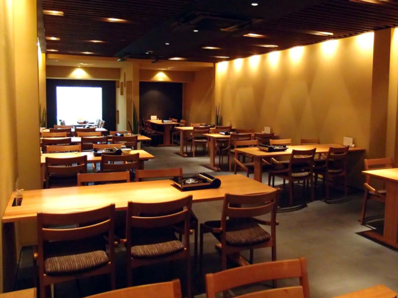 「焼とり鳥次（ちょうじ）」の姉妹店、唐揚げと水炊きで勝負する「橙（だいだい）」