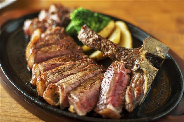 沖縄・国際通りのステーキ店 9選!圧巻パフォーマンスを楽しめるお店も