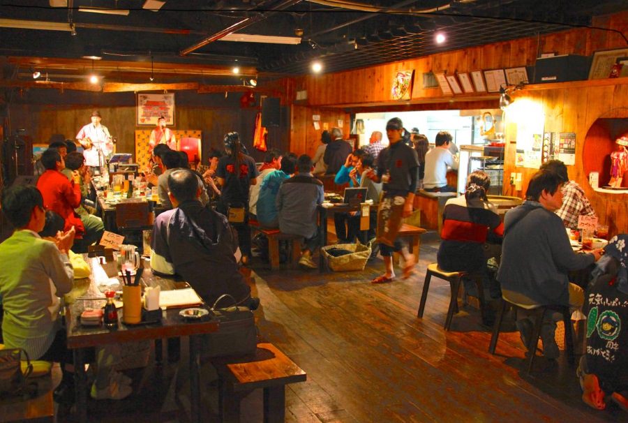 宮古島　泡盛と沖縄料理 郷家（ごーや）　店内