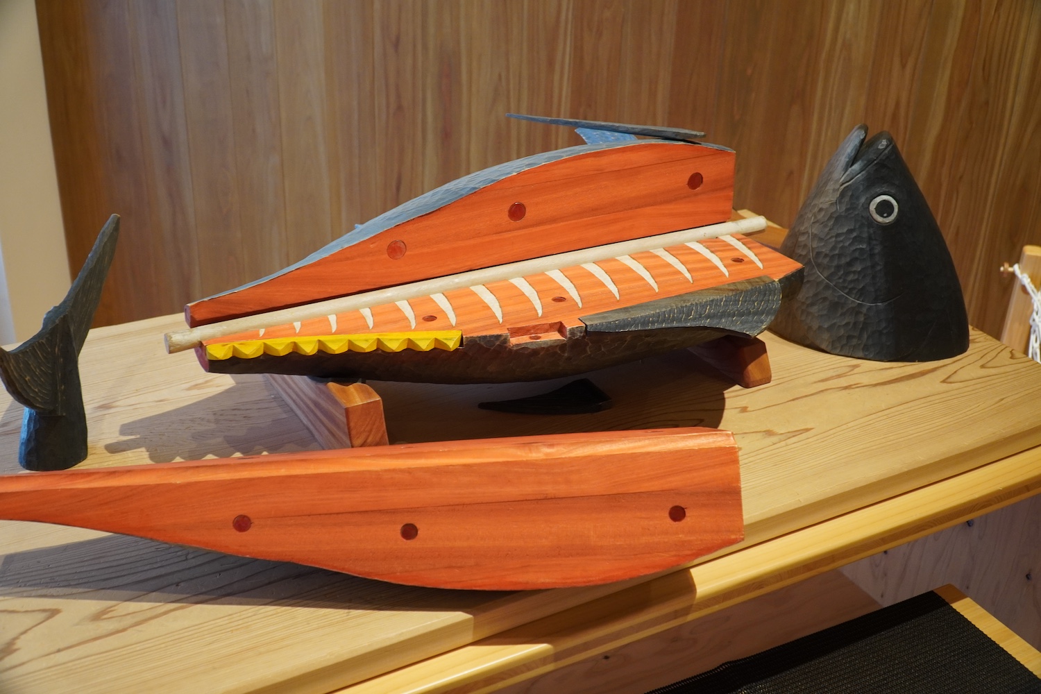 木でできたマグロ