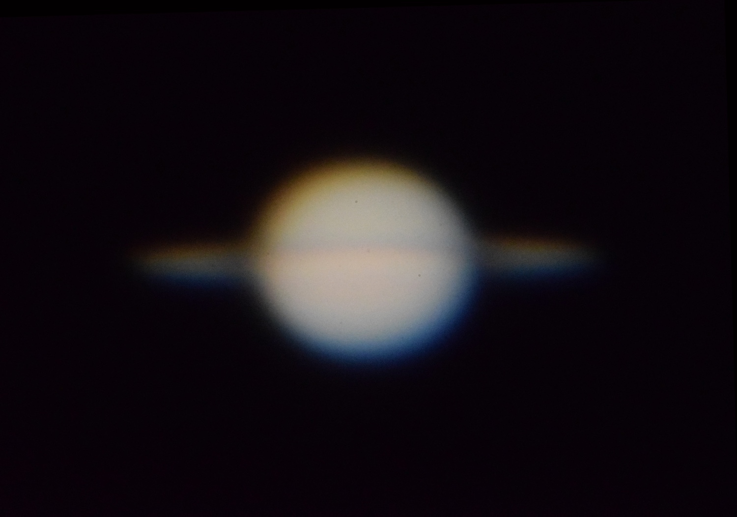 土星の環が一直線に見えている様子