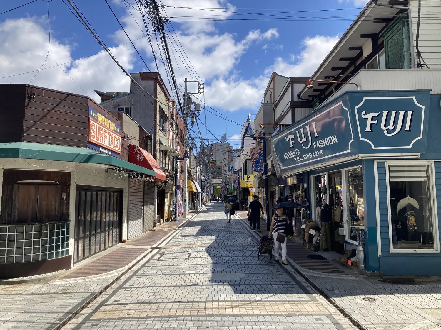 横須賀のドブ板通り商店街
