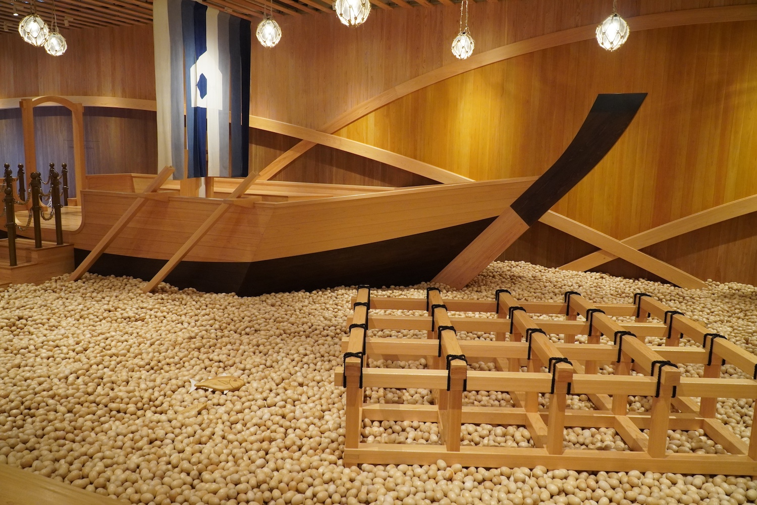 焼津の伝統和船である八丁櫓をモチーフにした木の船