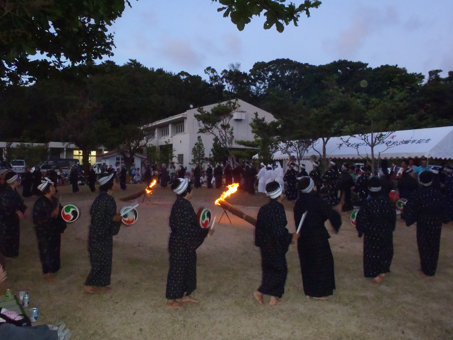夜、伝統の古舞踊「ウシデーク」を踊る女性