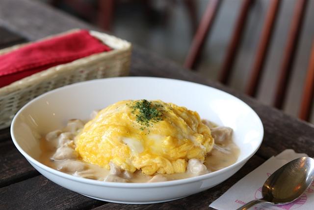 デッカーズキッチン チキンクリームオムライス