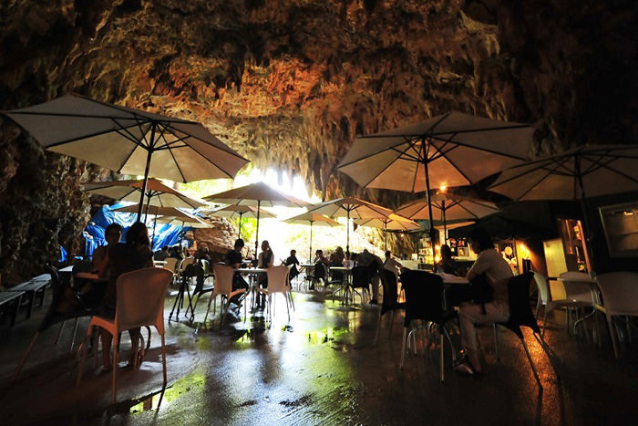 CAVE CAFE洞窟の中