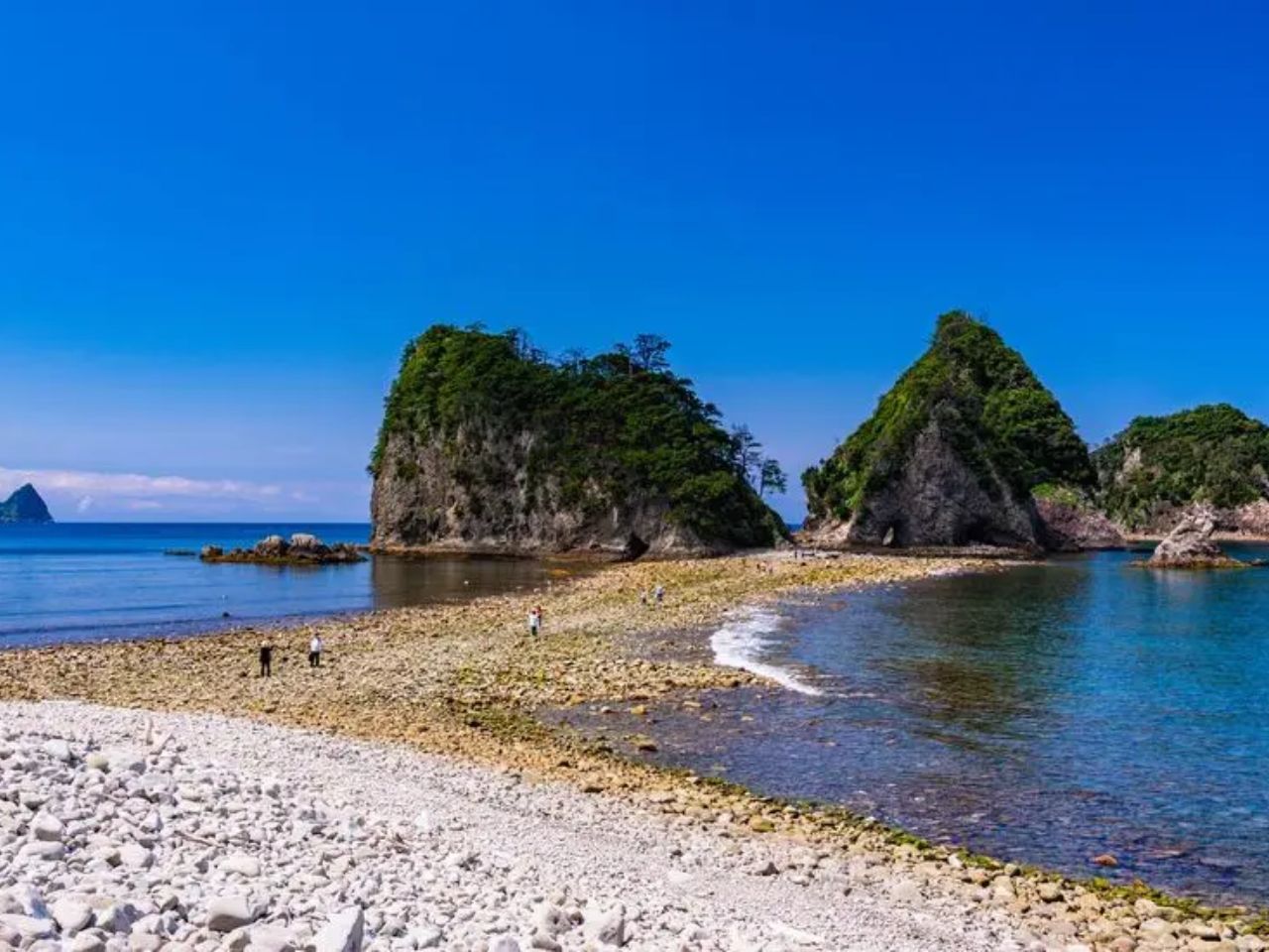 「トンボロ現象」がみられる西伊豆の海に浮かぶ「三四郎島」