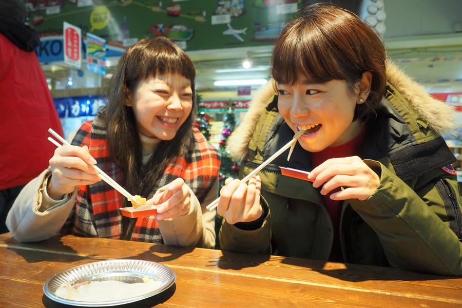 函館朝市を楽しむ観光客