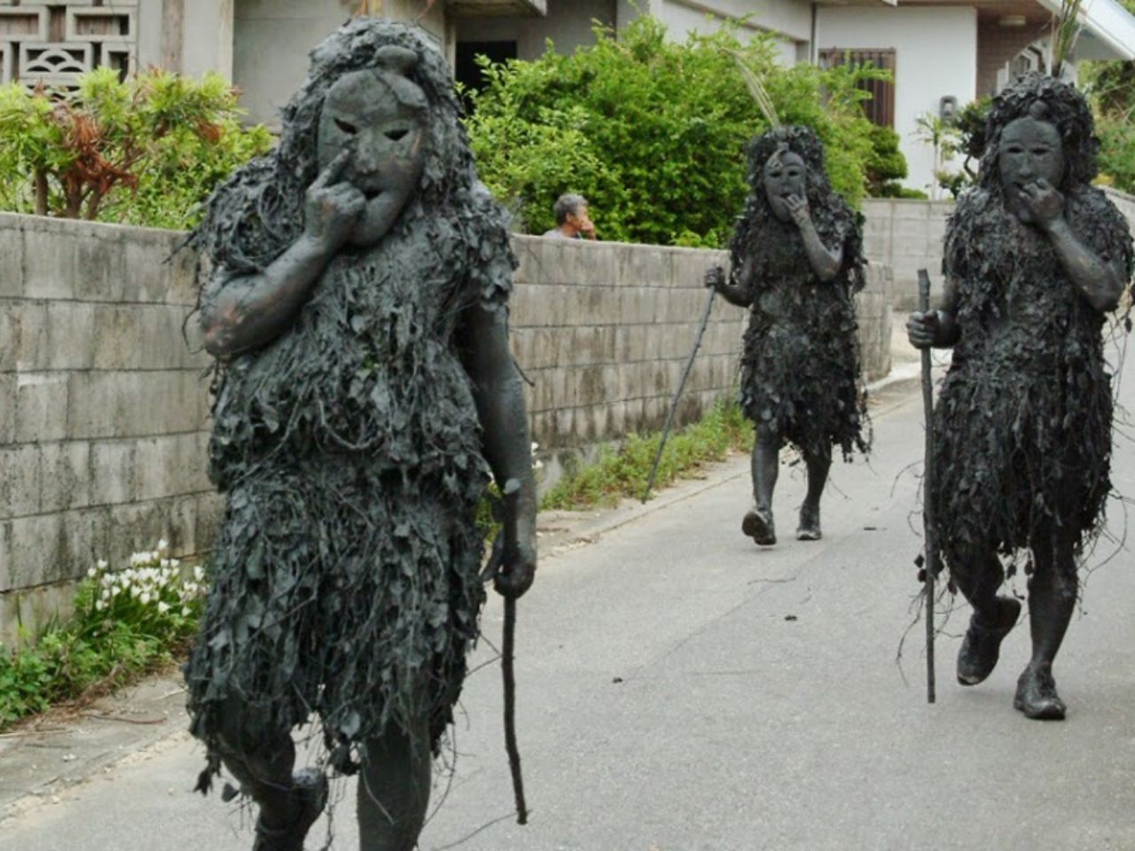 来訪神パーントゥは泥だらけの神様