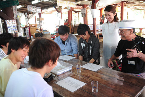 地元の人と触れ合う様子