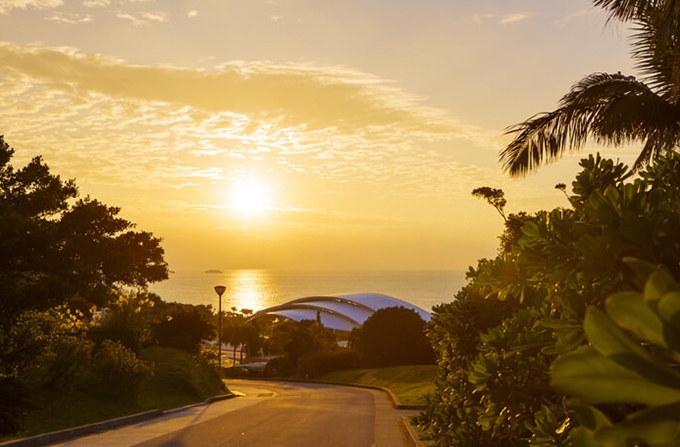 夕日に染まる沖縄美ら海水族館