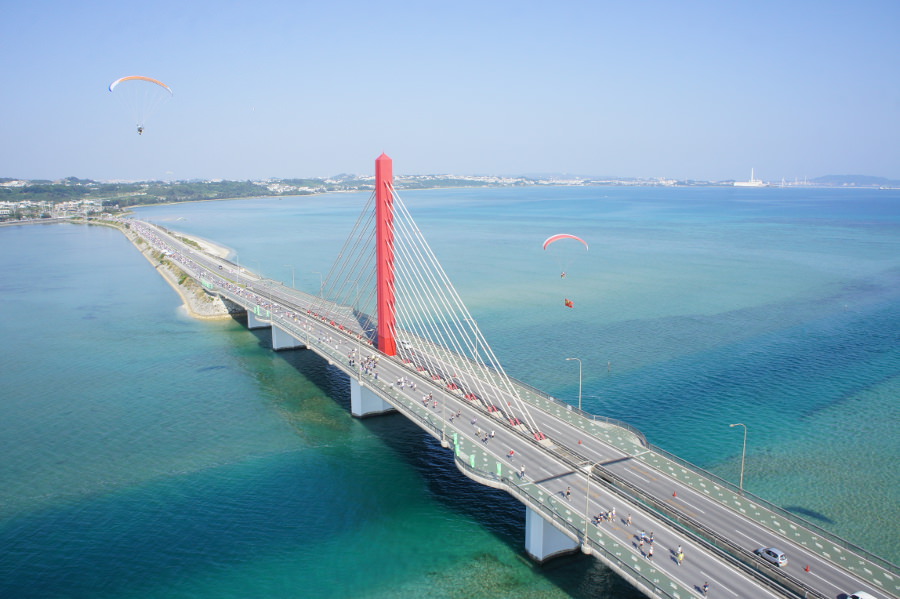 海中道路のシンボル「平安座海中大橋」