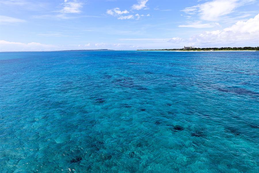 来間大橋から見える海