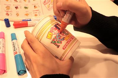 カップヌードルミュージアム横浜　マイカップヌードル作り
