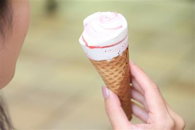 シャトレーゼ白州工場　ホワイトチョコベリー