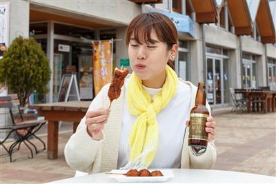 ビールといもフライを食べる編集部