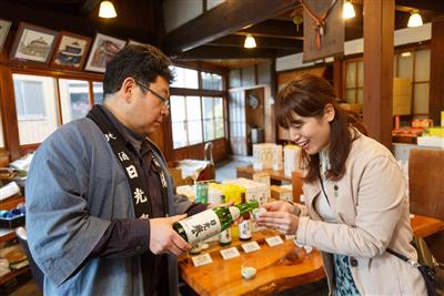 渡邊佐平商店　社長にお酌される編集部