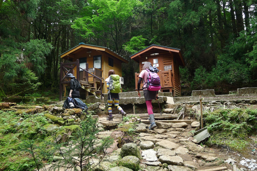 トイレの維持管理は寄付や募金でまかなわれている トイレの維持管理は寄付や募金でまかなわれている