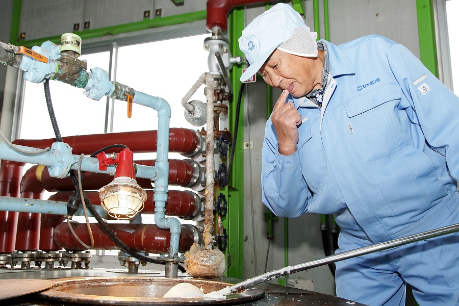 製造工程では釜炊き職人の厳しいチェックが入る 製造工程では釜炊き職人の厳しいチェックが入る
