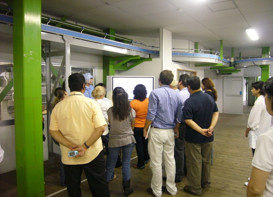 スタッフの説明を聞きながらの見学風景 スタッフの説明を聞きながらの見学風景