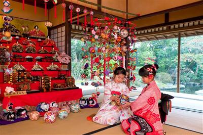 布細工と柳川まりを交互につるした華やかな「さげもん」