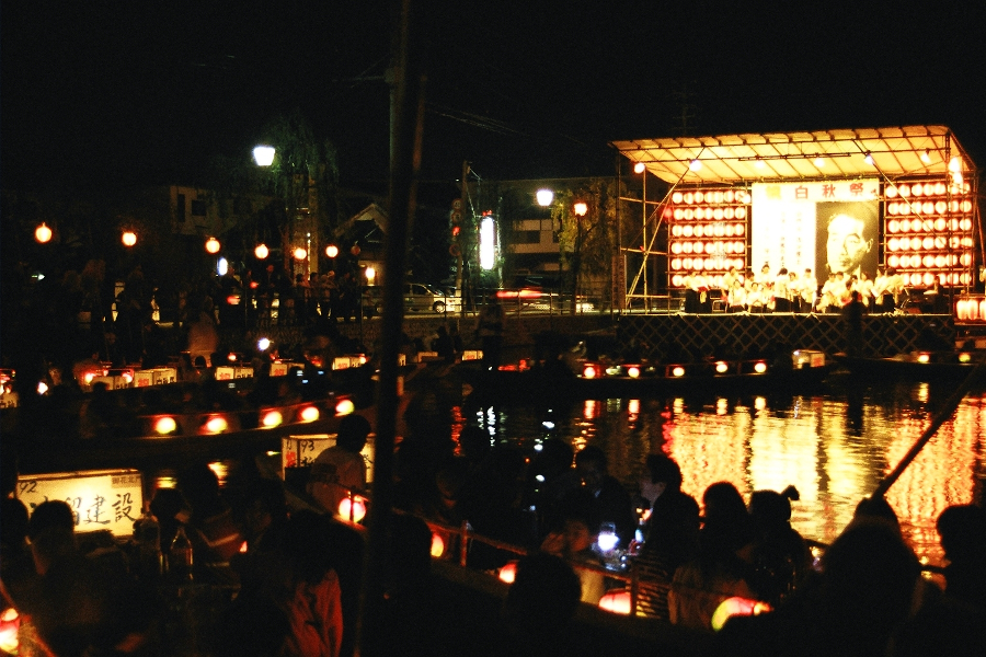 どんこ舟を飾る提灯や行灯の光が水面に映る「白秋祭水上パレード」 どんこ舟を飾る提灯や行灯の光が水面に映る白秋祭水上パレード