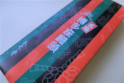 定式幕の3色に博多座の紋をあしらったパッケージ