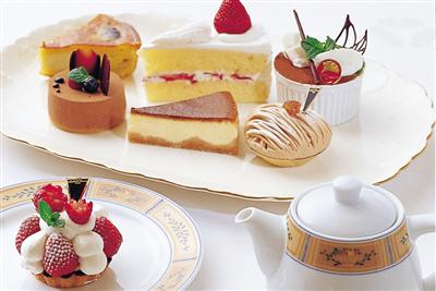 季節ごとにさまざまなケーキが登場するオークララウンジ