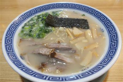 ラーメンは500円。麺の茹で加減は好みで調節してくれる