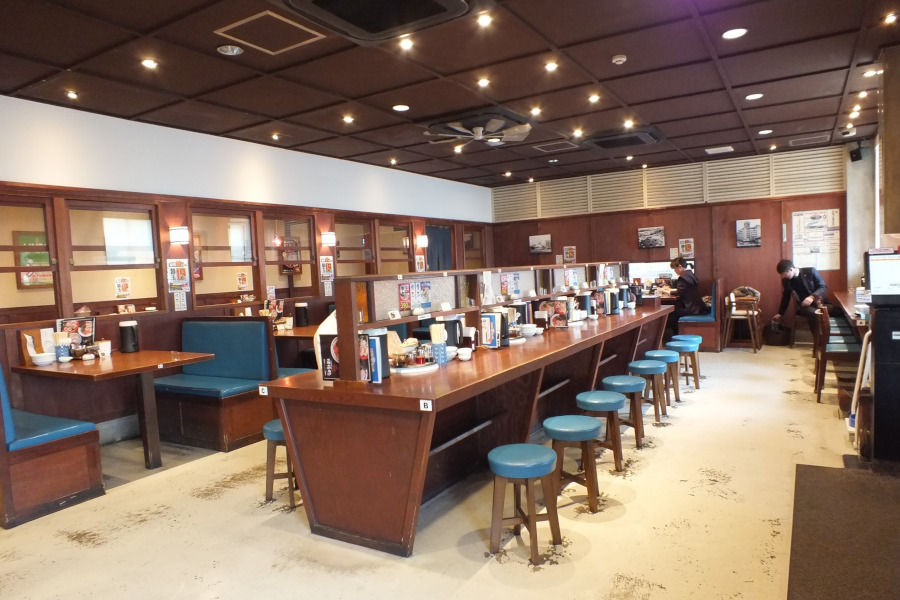 店内とカウンター席とテーブル席があり広々