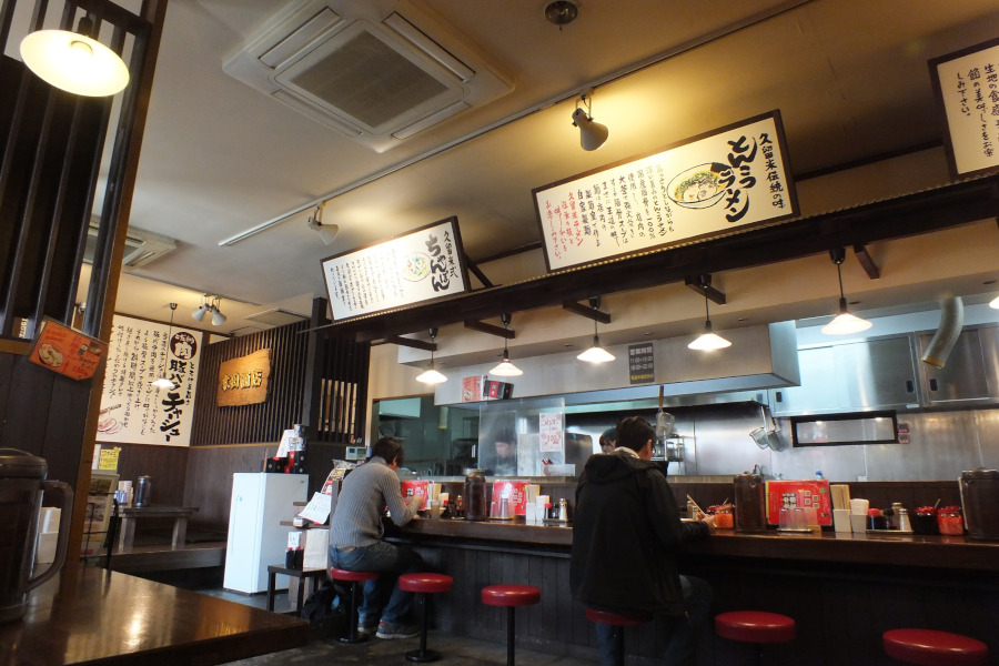 カウンター席とテーブル席がある店内は広々