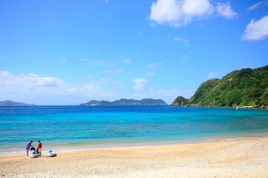 海岸には木製の涼み台があり、そこでのんびりするのも気持ちいい 海岸には木製の涼み台があり、そこでのんびりするのも気持ちいい