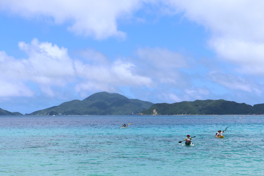 奄美大島と加計呂麻島の間に横たわる大島海峡がステージ 奄美大島と加計呂麻島の間に横たわる大島海峡がステージ