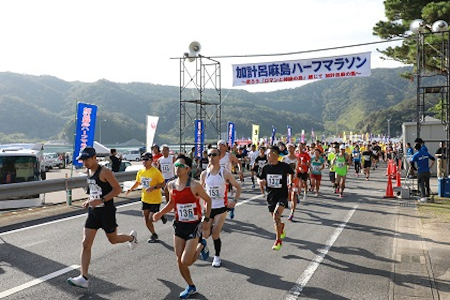 熱い想いで駆け抜けろ!(写真提供:瀬戸内町役場商工観光課) 熱い想いで駆け抜けろ!
