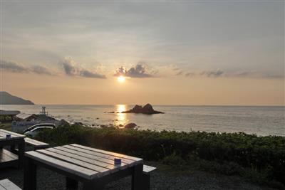 夫婦岩の間に夕日が落ちる夏至のころが特におすすめの二見ヶ浦