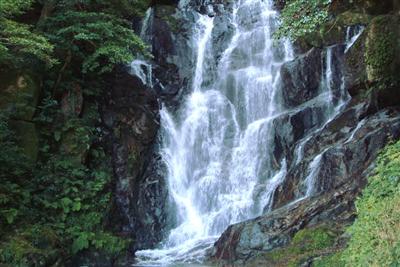 福岡県の名勝に指定されている「白糸の滝」