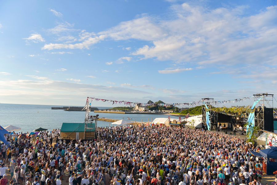 青い海と青空の下で聴く音楽は、夏最高の締めくくりになります 青い海と青空の下で聴く音楽は、夏最高の締めくくりになります