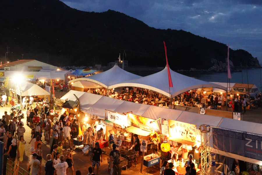 たくさんの飲食店ブースが出店。食べて飲んで音楽を楽しんでみては たくさんの飲食店ブースが出店。食べて飲んで音楽を楽しんでみて