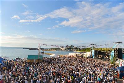 青い海と青空の下で聴く音楽は、夏最高の締めくくりになります