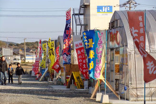牡蠣小屋がずらりと並び、毎年多くの人でにぎわう糸島カキロード