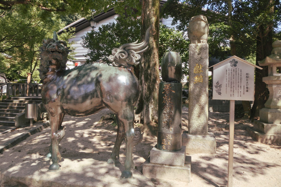 幸せを運ぶ「うその像」とともに立つ麒麟像 幸せを運ぶ「うその像」とともに立つ麒麟像