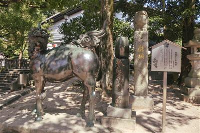 幸せを運ぶ「うその像」とともに立つ麒麟像