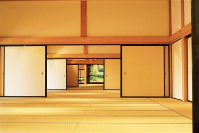 襖で仕切られたいくつもの部屋の奥に昭君の間がある