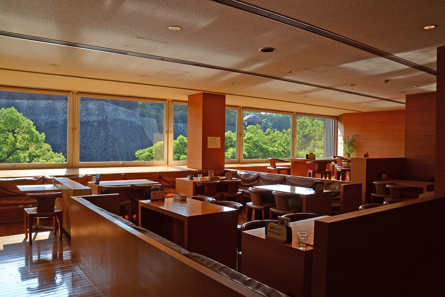 車道を行き交う車や人が目に入らないように設計された「ちきゅうや喫茶室」 車道が目に入らないように設計された「ちきゅうや喫茶室」