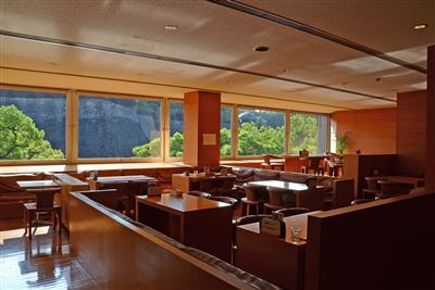 車道が目に入らないように設計された「ちきゅうや喫茶室」