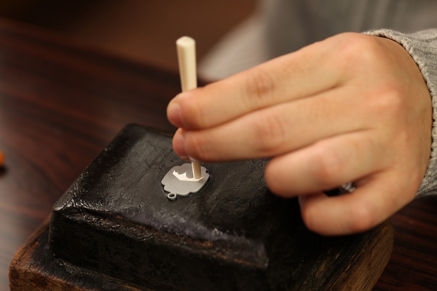 純金と純銀を小槌で打ち込む“象嵌”と呼ばれる作業を体験できる 純金と純銀を小槌で打ち込む“象嵌”と呼ばれる作業を体験できる