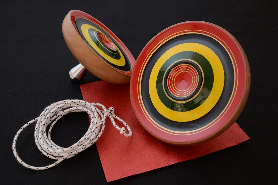 鮮やかな彩りの独楽は熊本を代表する伝統工芸品の一つ 鮮やかな彩りの独楽は熊本を代表する伝統工芸品の一つ