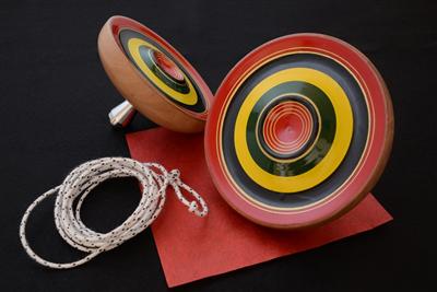 鮮やかな彩りの独楽は熊本を代表する伝統工芸品の一つ
