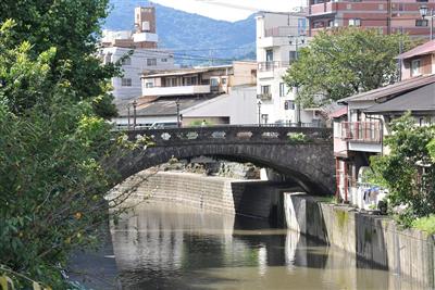 精巧な石組みに技術の高さがうかがえる「明八橋」