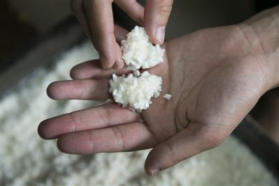 「木屋本店」では米麹を使った甘酒の試飲もできる
